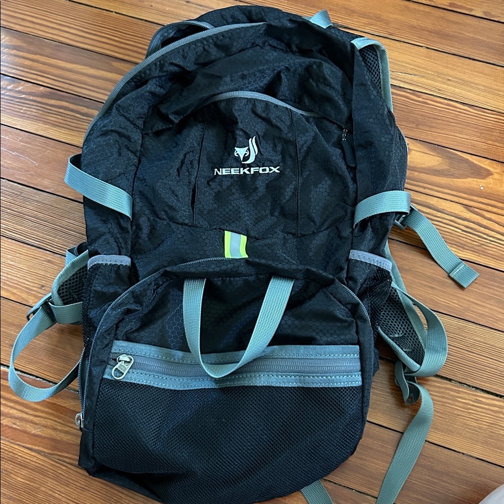 NEEKFOX Black Backpack with Gray Straps